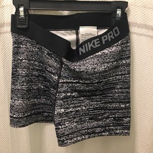 Women’s Nike pro shorts like new size small
